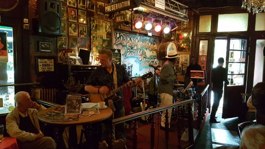 בארנצ ג'אז בפאב היפסטרי